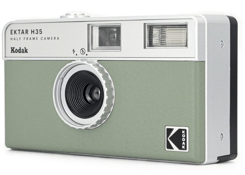 Analogový fotoaparát Kodak se světelností f/9,5, vestavěný blesk