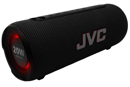 Detailní pohled na přenosný reproduktor JVC XS-E325B. Zařízení má černý textilní povrch, výrazné logo značky a boční basový měnič s nápisem 20W, který je stylově podsvícen červeným světlem