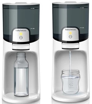 Ohřívač vody Baby Brezza Instant Warmer White bílý Dva ohřívače vody Baby Brezza Instant Warmer White, do každého je umístěna jiná velikost kojenecké lahvičky.