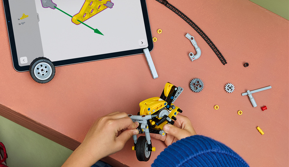 Stavebnice LEGO® Technic 42225 Žlutá motorka Z 151 dílků postupně vzniká motorka, která dětem od sedmi let přibližuje základní principy techniky.