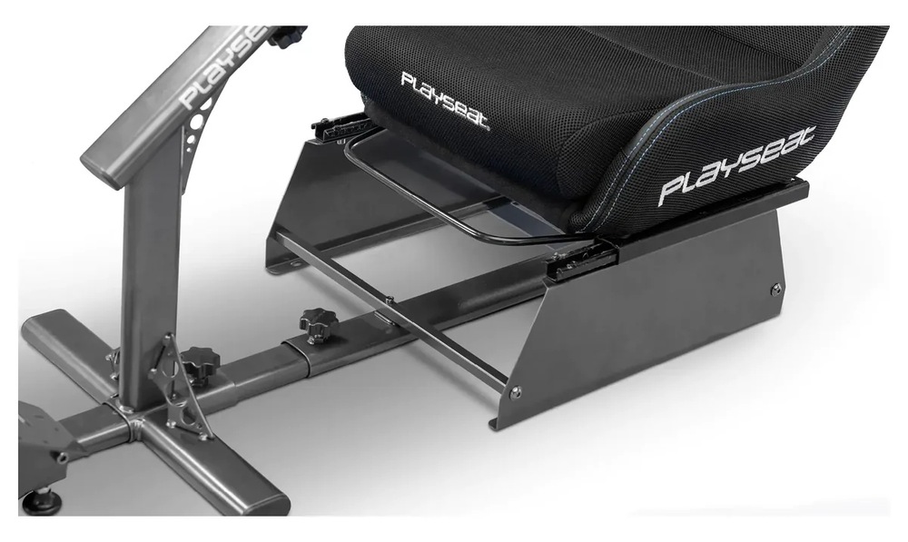 Držák Playseat Seatslider černý Ilustrační obrázek držáku sedadla Playseat Seatslider s upevněným závodním držákem zdůrazňuje pokročilé možnosti přizpůsobení.