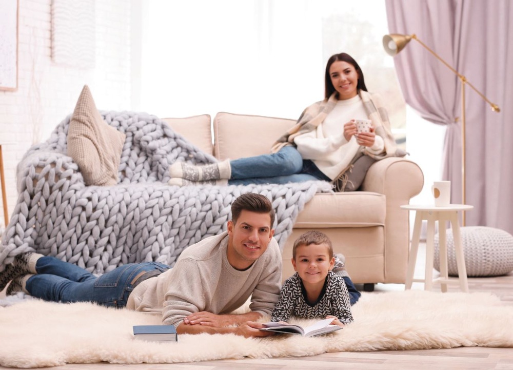 Termostat EMOS OpenTherm, pokojový, programovatelný, drátový bílý Lifestylové foto rodiny v domácnosti s EMOS OpenTherm