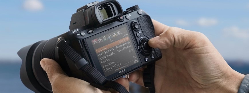 Detail menu na dotykovém vyklápěcím displeji kompaktního fotoaparátu Sony Alpha 7 III
