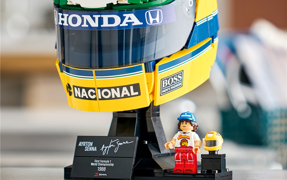 Stavebnice LEGO® Editions 43024 Helma Ayrton Senna Minifigurka Senny, minihelma a podpisová cedulka proměňují model v působivý sběratelský kousek pro fanoušky motorsportu.