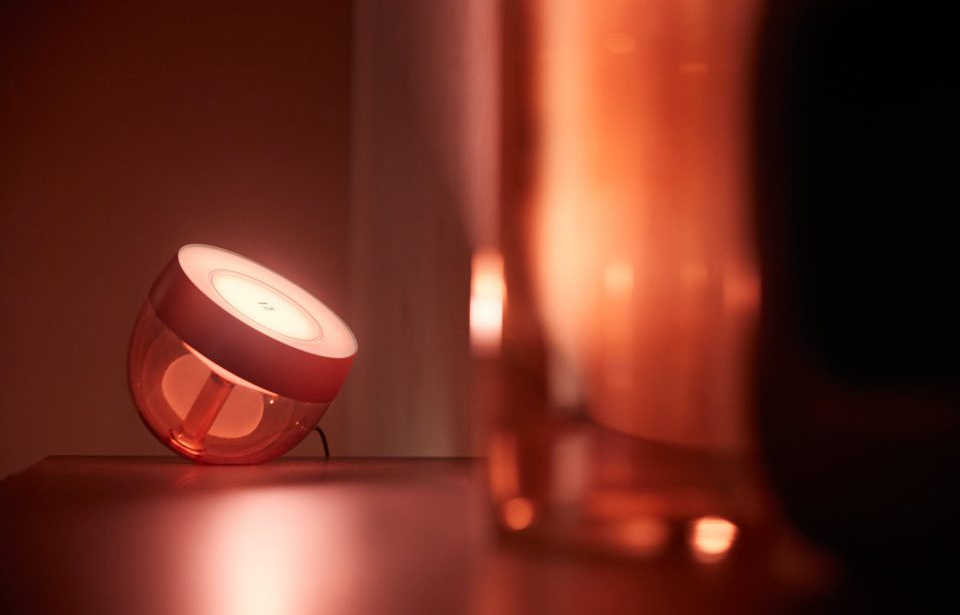 Stolní LED lampička Philips Hue Iris Gold Special Edition zlatá