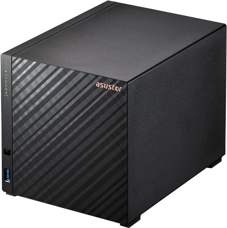 Na obrázku je síťové úložiště Asustor Drivestor 4 Gen2 AS1204T v černém provedení z předního šikmého pohledu. Zařízení má hranatou skříň s matnými bočními panely a lesklým čelním panelem s diagonálním pruhovaným vzorem. V pravém horním rohu čelní plochy je logo asustor.  Na levé úzké části jsou zelené stavové LED kontrolky pro napájení, síť a disky. Ve spodní části je přední port USB-A s modrým vnitřkem a nad ním malé hranaté tlačítko. Skříň stojí na nízkých nožkách a působí kompaktně, přesto je určená pro vícediskové síťové ukládání dat doma nebo v menší kanceláři.