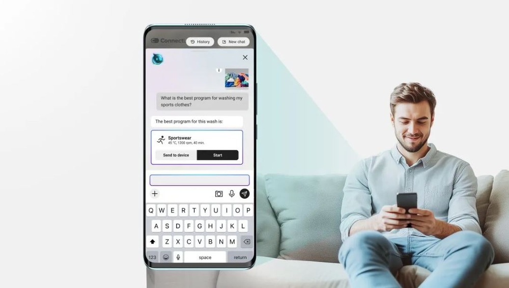 Pračka se sušičkou Hisense WD5I1245BWRH bílá muž sedí na sedem gauči a pres mobilni telefon řeší prubeh prani. Vedle je zvětšeny tento telefon, kde je videt muzuv dotaz, pta se, jak ma vyprat sportovni obleceni.