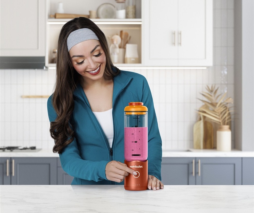 Příprava smoothie pomocí stolního mixéru Nutribullet Flex NBP013OR