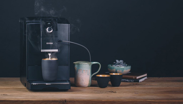 Cappuccino Connaisseur umožňuje přesné nastavení pořadí kávy a mléka pro baristickou kontrolu domácí přípravy.