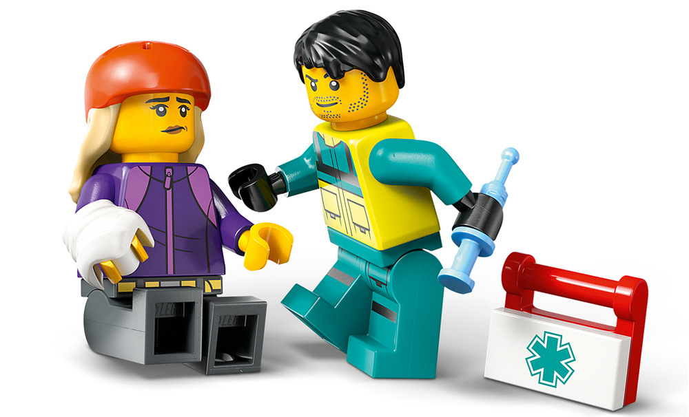 Stavebnice LEGO® City 60451 Sanitka Stříkačka, obvaz a zdravotnická brašna doplňují hraní a pomáhají dětem poznávat svět záchranářů.