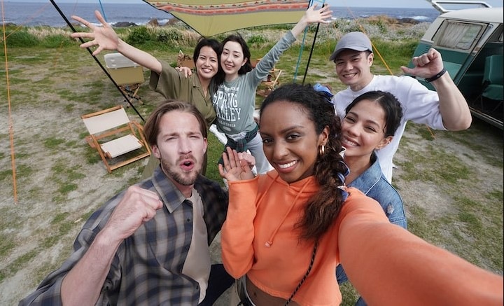 Objektiv Sony E 10-20 mm f/4 PZ G černý Snímek ilustrující, že do záběru se vejde více lidí, a to i při pořizování selfie snímků