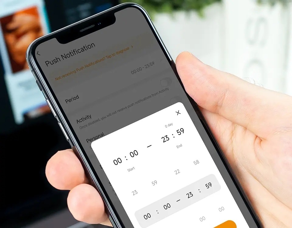 Mobilní aplikace Imou zobrazuje nastavení push notifikací. Na displeji telefonu je otevřené časové okno, kde lze nastavit období pro příjem nebo vypnutí upozornění během dne.