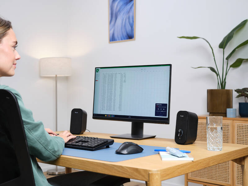 Reproduktory Trust Ador 2.0 na pracovním stole vedle monitoru, klávesnice a myši