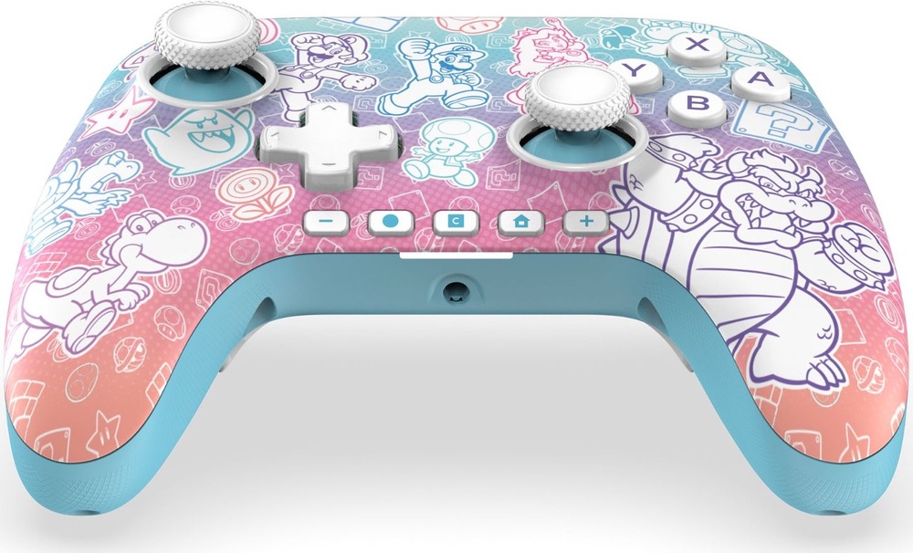 Na obrázku je drátový gamepad PowerA Advantage pro Nintendo Switch 2 z nízkého předního úhlu. Vidět jsou dva analogové joysticky s vroubkovaným povrchem, směrový kříž, tlačítka A, B, X a Y i spodní řada funkčních tlačítek. Uprostřed je logo Nintendo Switch 2 a na spodní hraně 3,5mm konektor pro headset. Rukojeti mají texturovaný povrch pro pevnější držení při hraní.