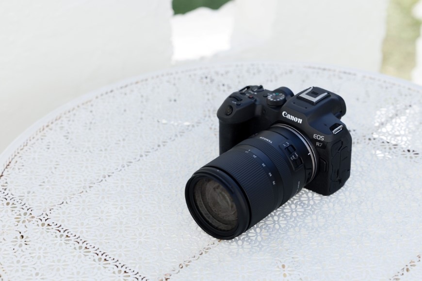 Objektiv Tamron 17-70 mm f/2.8 Di III-a RXD (Canon) černý Stůl s fotoaparátem Canon a objektivem Tamron 17–70 mm f/2.8 Di III-a RXD