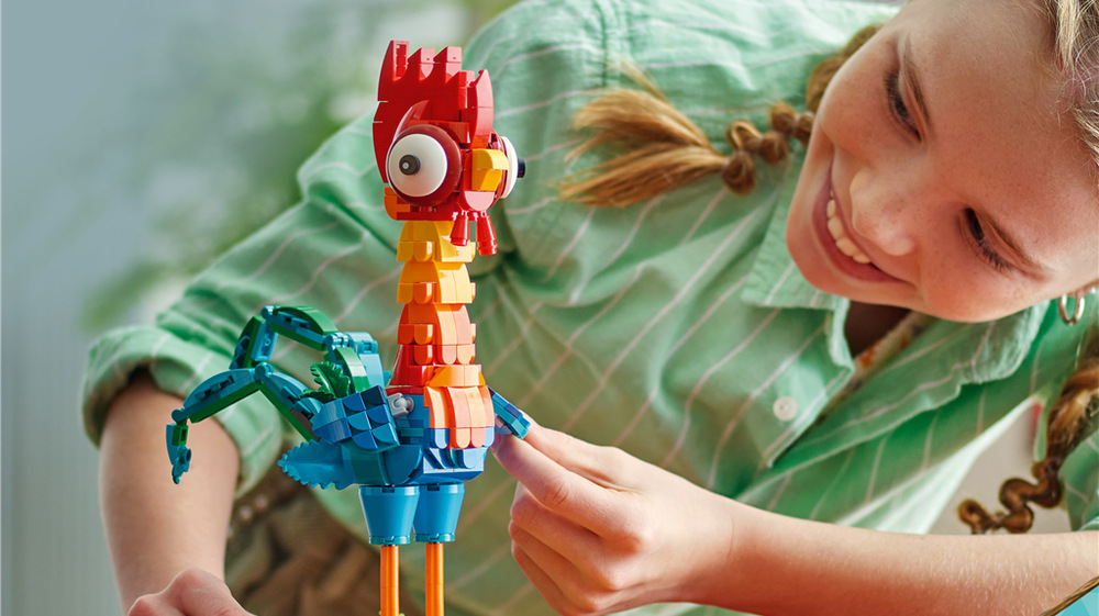 Stavebnice LEGO Disney přináší Heiheie z filmů Odvážná Vaiana v podobě detailního modelu z 566 dílků