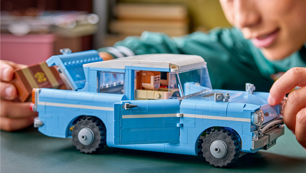 Stavebnice LEGO® Harry Potter™ 76470 Kouzelné létající auto Ford Anglia™ Stavění pro mladé stavitele od 14 let nabízí propracovaný projekt s pomocí aplikace LEGO Builder.