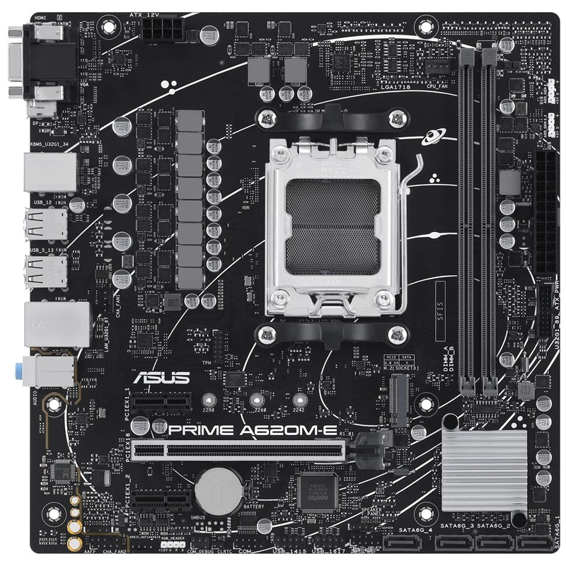 Pohled na desku shora. Pohled na desku shora. Jsou zachyceny dva sloty pro RAM a další komponenty, chladič a v centru slot pro CPU. Částečně jsou vidět i porty pro připojení externích zařízení.