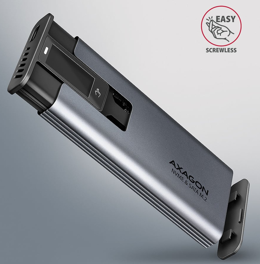 Externí rámeček Axagon DISPLAY box, USB-C 10Gbps - M.2 NVMe & SATA SSD šedý Na obrázku je kovově šedý externí box AXAGON pro NVMe a SATA M.2 SSD zachycený šikmo zepředu. Část těla je vysunutá, takže je vidět mechanismus snadného otevření bez šroubků. Na horní straně je malý displej, dotykové tlačítko a nápis AXAGON NVMe & SATA M.2, nahoře USB-C konektor a větrací otvory. V pravém horním rohu je ikona s textem Easy Screwless, která zdůrazňuje bezšroubkovou montáž.