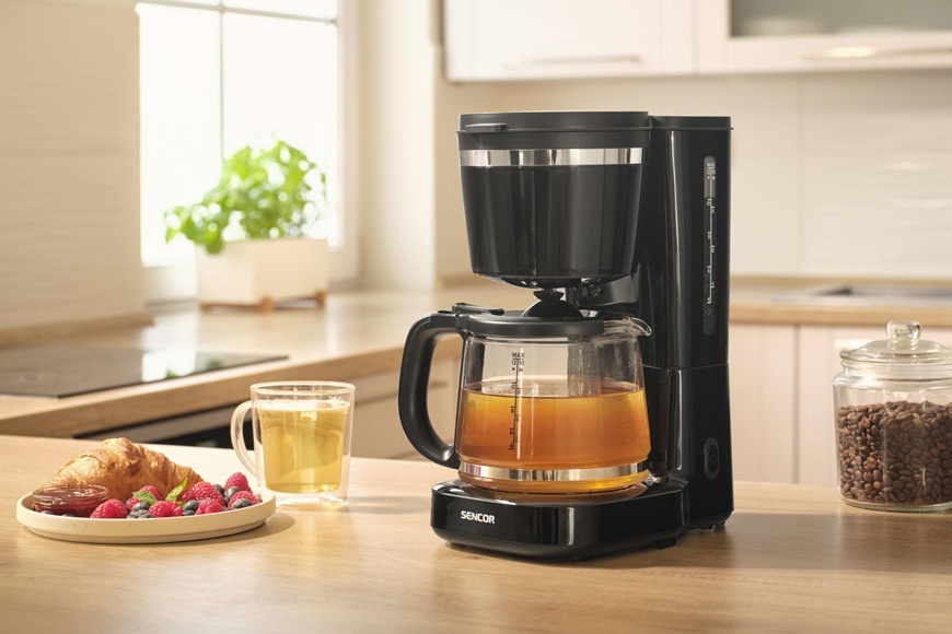 Překapávací kávovar Sencor SCE 2710BK Dark Line v elegantním černém provedení připraví aromatickou filtrovanou kávu pro každodenní chvíle pohody. Skleněná konvice s přehlednou ryskou, kompaktní konstrukce a moderní design z něj dělají praktický i stylový doplněk každé kuchyňské linky.