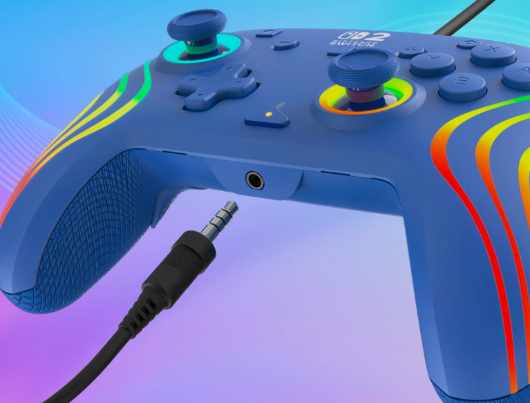 Detail 3,5mm konektoru modrého gamepadu pro připojení sluchátek nebo herního headsetu