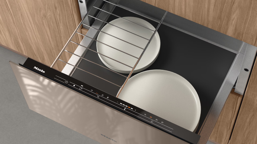 Ohřevná zásuvka Miele ESW 7030 béžová Horní pohled na otevřenou zásuvku Miele ESW 7030 s nádobím