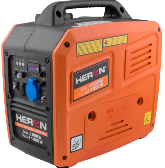 Oranžová invertorová elektrocentrála HERON 8896223 s výkonem 2000 W při pohledu zezadu