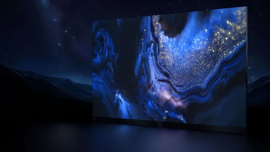 Televize Hisense 136MX s obří úhlopříčkou zobrazuje detailní abstraktní obraz v hlubokých modrých tónech připomínajících vesmír. Moderní design bez rámečků a temné prostředí podtrhují prémiový vizuální zážitek a působivou kvalitu obrazu.