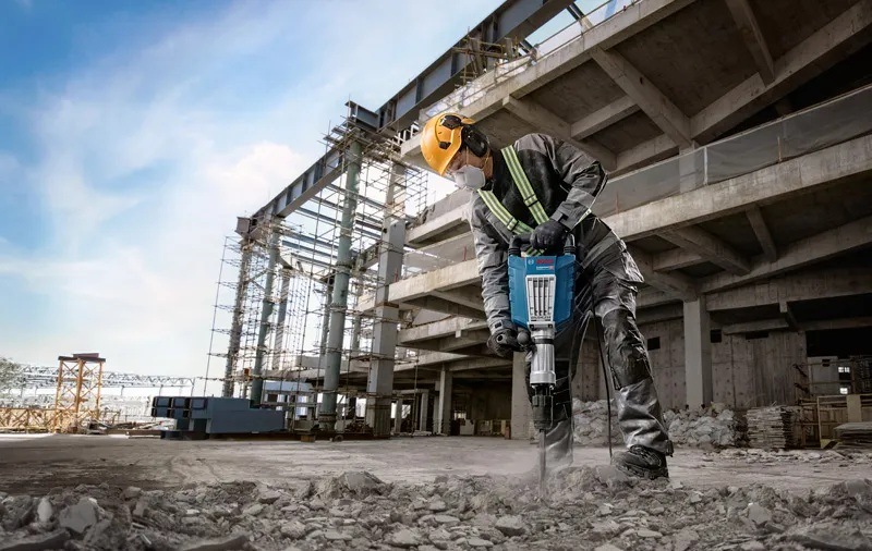 Kladivo Bosch Professional GSH 14 C S energií příklepu 28 J a až 1 950 údery za minutu zvládá vyztužený beton, cihly i asfalt s minimální námahou