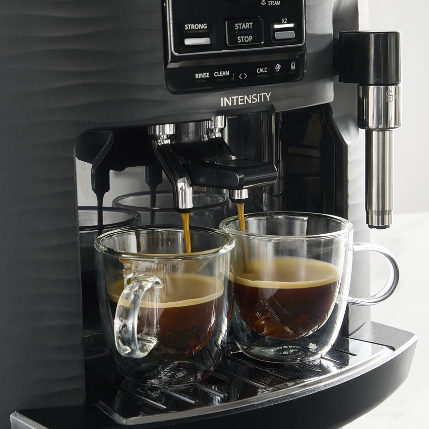 Detailní záběr na automatický kávovar Krups EA5008E0 Intensity Up Black, který připravuje dva šálky kávy najednou.