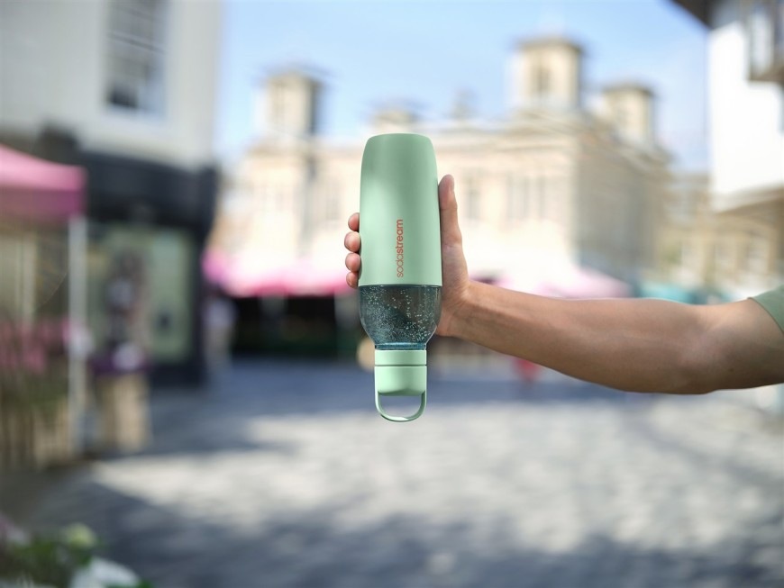 Láhev SodaStream Fizz&Go Easy Mix MINT zelená Muž držící lahev SodaStream Fizz&Go Easy Mix MINT s objemem 0,7 l