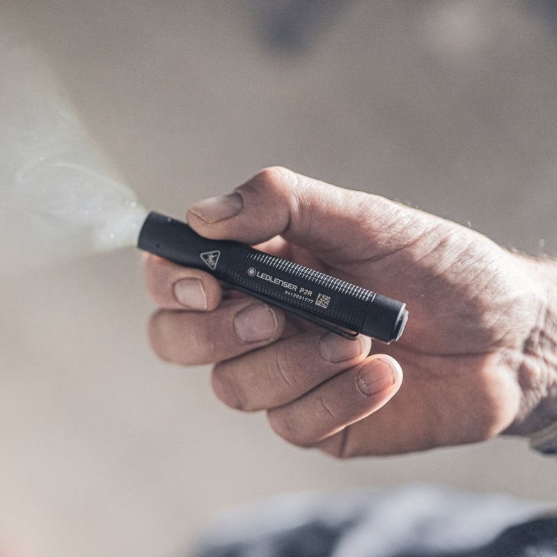 Ruka svírající kapesní minisvítilnu LEDLENSER P2R