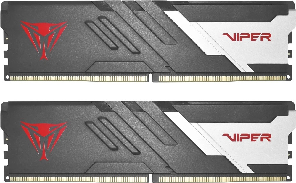 Na obrázku jsou dva paměťové moduly Patriot Viper Venom bez RGB podsvícení. Jsou zobrazené naplocho nad sebou, takže dobře vyniká černo-stříbrný chladič s hranatým herním designem. Na levé straně každého modulu je červené logo ve tvaru hlavy zmije, vpravo červený nápis Viper. Podél spodní hrany jsou vidět zlaté kontakty pro zasunutí do slotu základní desky.