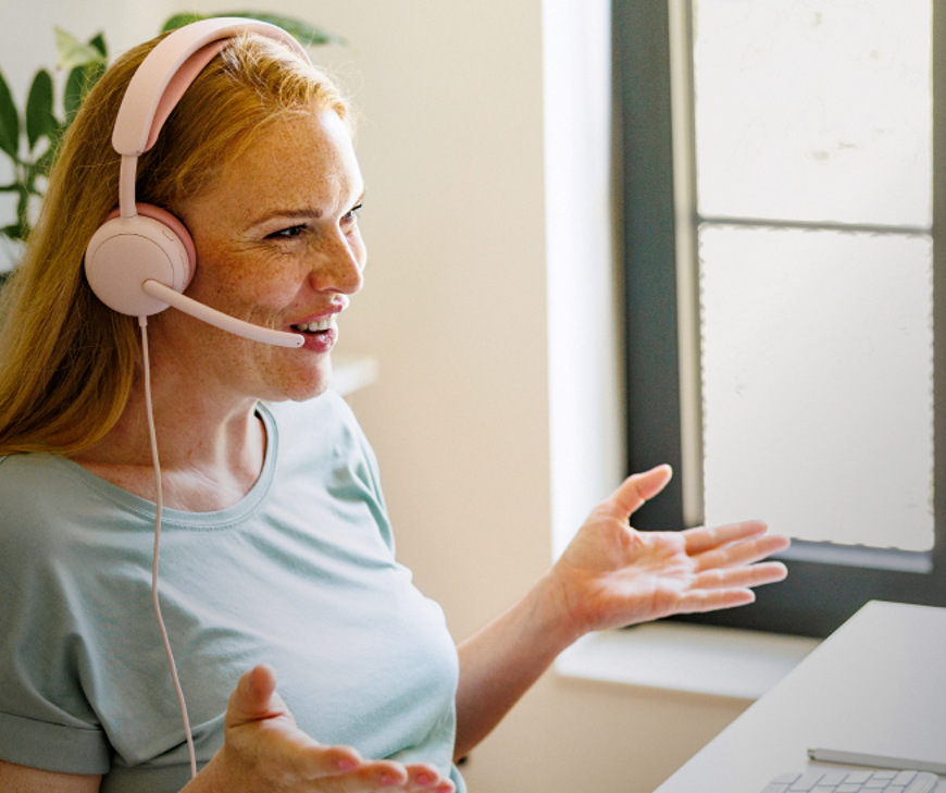 Headset Logitech Zone Wired 2 růžový Headset Logitech Zone Wired 2 nasazený při videohovoru v pracovním prostředí, ideální pro online schůzky a každodenní pracovní komunikaci