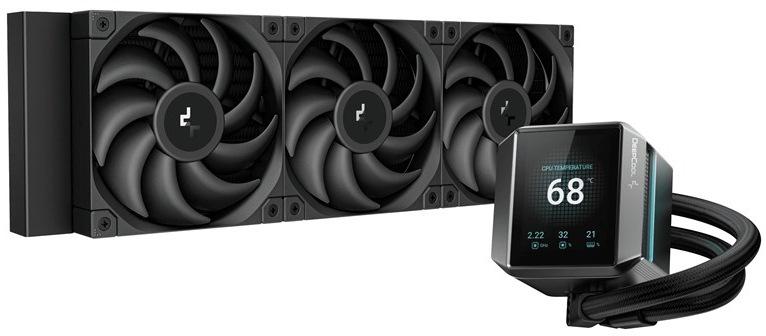 Na obrázku je vodní chladič procesoru DeepCool MYSTIQUE 360 v černém provedení. Skládá se z dlouhého radiátoru se třemi velkými ventilátory pod sebou a z hranaté pumpy spojené s radiátorem dvojicí ohebných hadic. Na čelní straně pumpy je výrazný displej, který zobrazuje teplotu 68 stupňů a další malé provozní údaje. Produkt působí moderně, výkonně a prémiově.