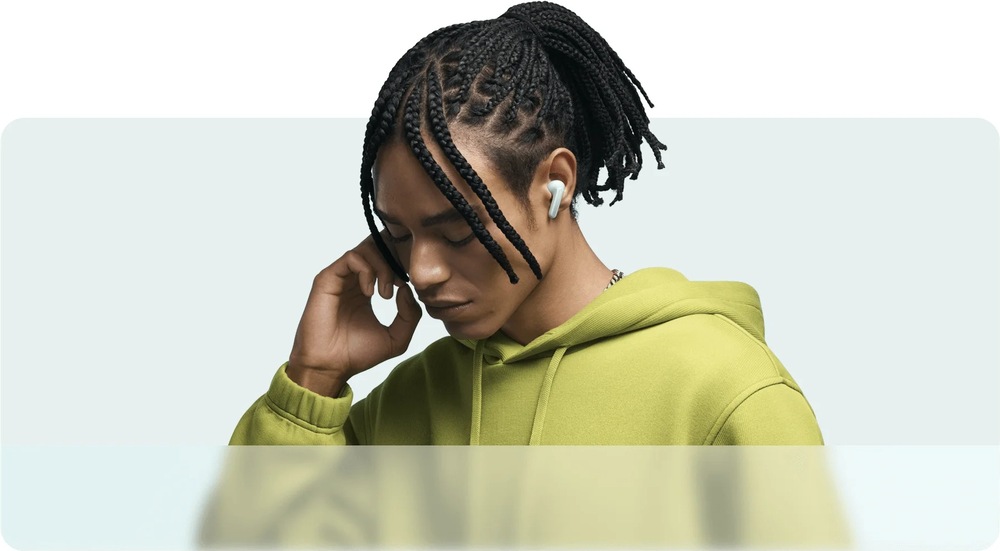 Sluchátka Xiaomi Buds 6 Ceramic White bílá Portrét muže s nasazeným sluchátkem Buds 6
