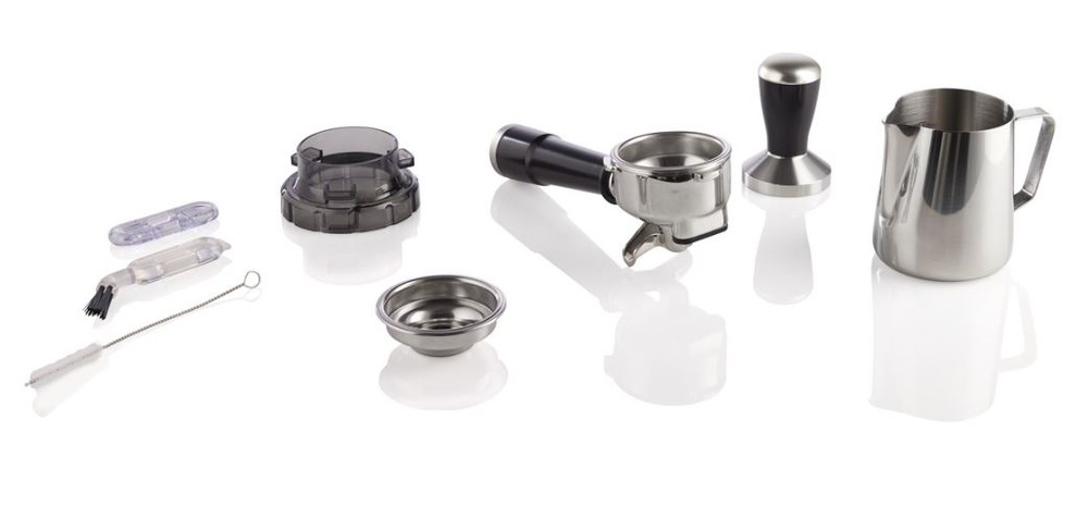 Espresso Hisense HSACM20LP antracitový příslušenství pro kávovar Hisense: pěchovadlo, čisticí sada, nerezová páka, 2 filtry a 350ml nádoba na přípravu mléka.