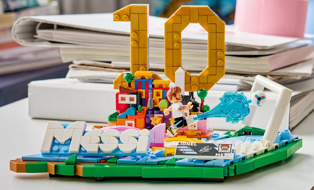 Stavebnice LEGO® Editions 43011 Lionel Messi – Hvězdné momenty fotbalu Minifigurka Messiho, výrazná základna a plaketa se statistikami dodávají modelu zajímavý sběratelský charakter.