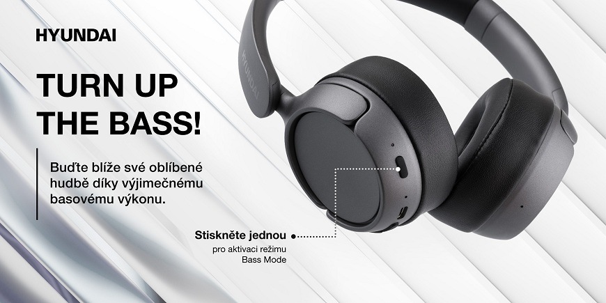 Detailní záběr na tmavá náhlavní sluchátka Hyundai HBTM 50BT s popiskem aktivace režimu Bass Mode. Text "TURN UP THE BASS!" zdůrazňuje mimořádný basový výkon, který se aktivuje stisknutím tlačítka