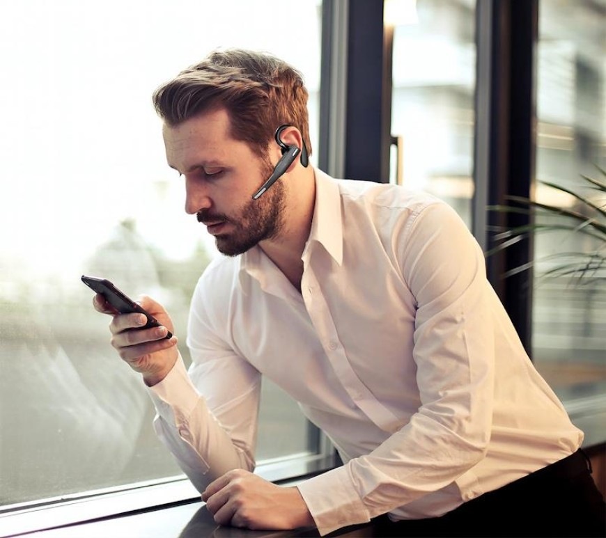 Muž telefonující handsfree Forever BH-100