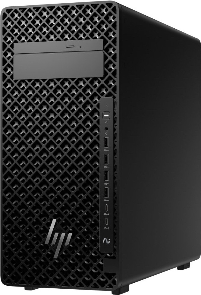 Stolní počítač HP Z2 Tower G1i černý Na obrázku je černý stolní počítač HP Z2 Tower G1i zachycený šikmo zepředu. Skříň má vyšší kompaktní tvar s hladkou pravou bočnicí a celé čelo kryje výrazná perforovaná mřížka s hustým kosočtvercovým vzorem. Nahoře je pozice pro optickou mechaniku a vpravo svislý panel s tlačítkem zapnutí, audio konektorem, čtyřmi USB porty a dvěma USB-C porty. Ve spodní části čela je logo HP.