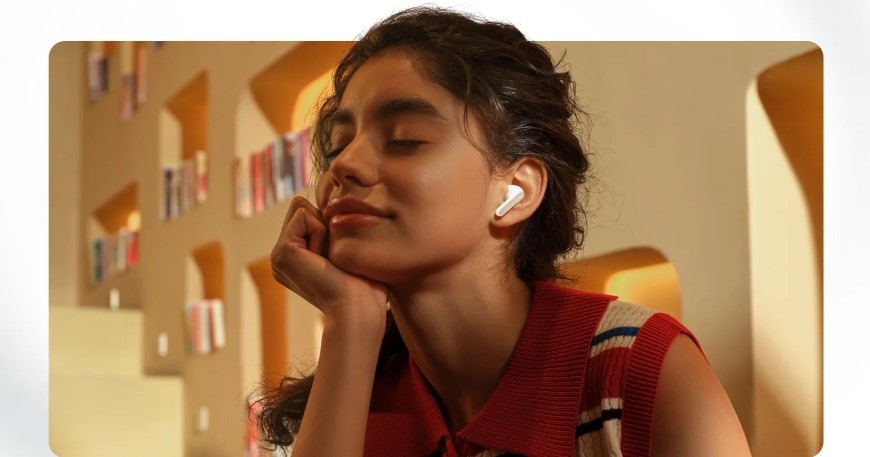 Žena si se zavřenýma očima vychutnává hudbu ze sluchátek Xiaomi REDMI Buds 8 s hybridním ANC