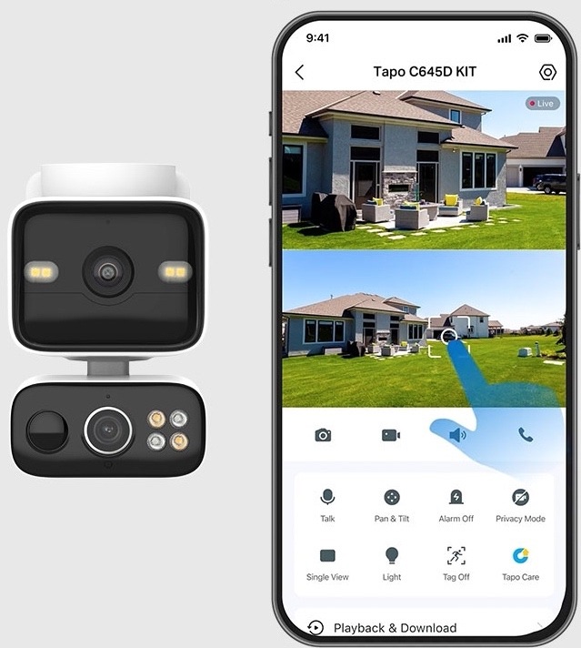 IP kamera TP-Link Tapo C645D Dual-Lens Solar KIT bílá Bílá IP kamera TP-Link Tapo vedle ukázky mobilní aplikace v telefonu. Na displeji je živý náhled zahrady u domu a ovládací prvky pro mluvení, otáčení kamery, světlo, alarm nebo režim soukromí.