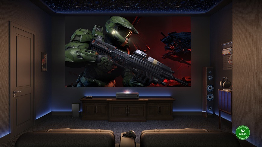 V kino sále je na stěně promítána akční hra