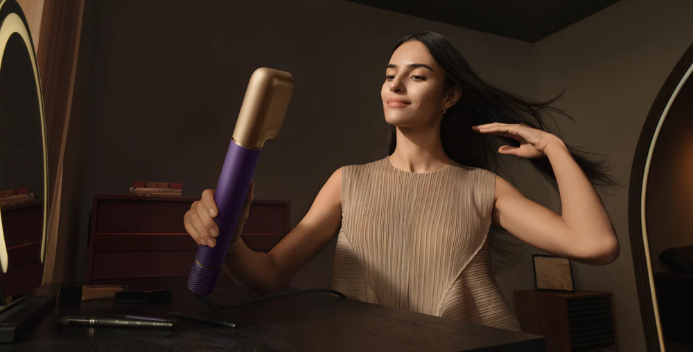 Žena si fénuje vlasy fénem Dreame Airstyle Pro