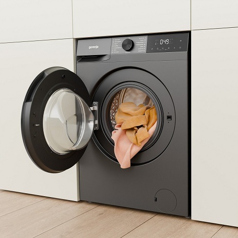 otevřená pračka Gorenje WG2P84A32G s prádlem uvnitř