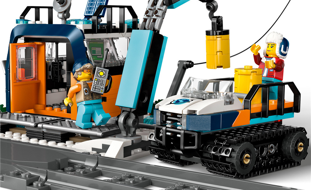 Stavebnice LEGO® City 60470 Polární expres pro průzkumníky Arktidy Arktická základna, důlní jeskyně a plošinový vůz rozšiřují možnosti průzkumu i přepravy sněžného traktoru.