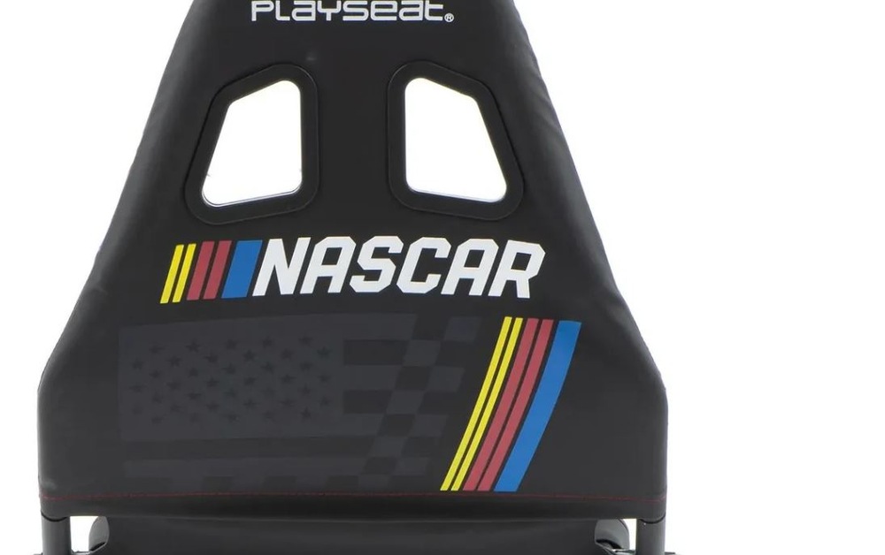 Opěradlo závodní sedačky s logem Playseat a výrazným nápisem NASCAR. Barevné pruhy v červené, žluté a modré barvě dodávají sedačce sportovní nádech.