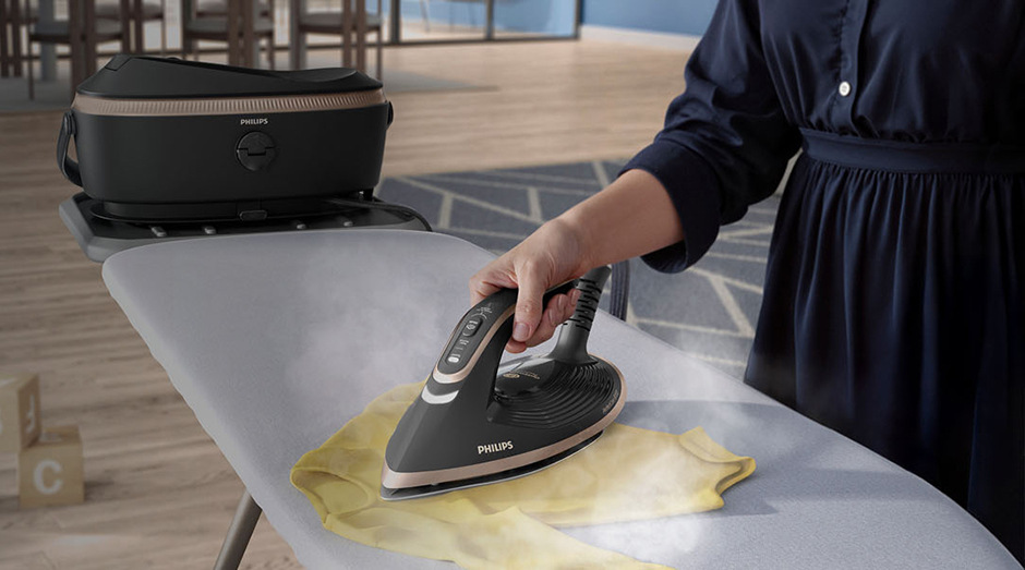 Žehlicí systém Philips 8000 Series PSG8300/80 černý Žena žehlí na žehlícím prkně s žehlicím systémem Philips PSG8300/80 8000 Series