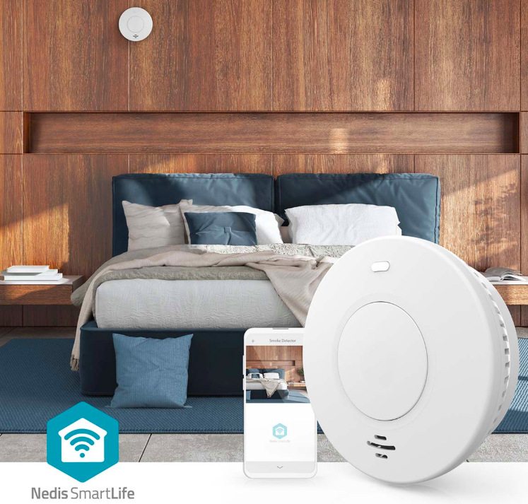 Detektor kouře Nedis SmartLife Wi-Fi nainstalovaný v ložnici pro ochranu během spánku